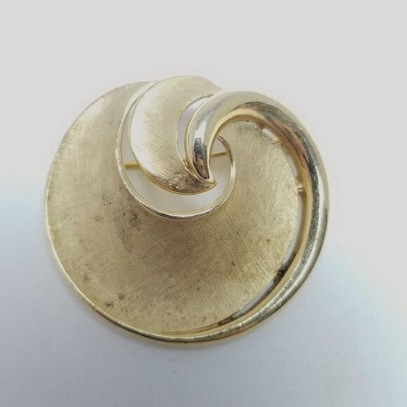 Vintage Crown Trifari Gold Tone Swirl Shape Brooch, Spiral, Retro Minimal Estate - Picture 2 of 7